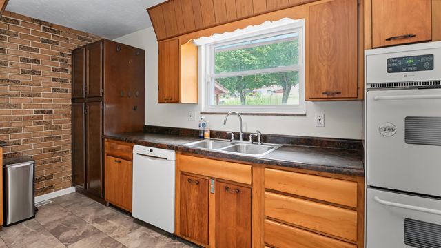 25 Yates Crossing Road, Milton, WV 25541
