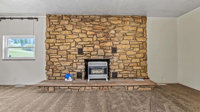 25 Yates Crossing Road, Milton, WV 25541