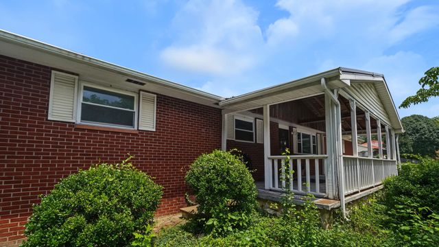 25 Yates Crossing Road, Milton, WV 25541