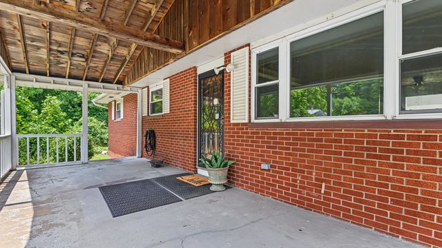 25 Yates Crossing Road, Milton, WV 25541
