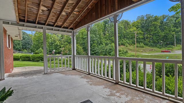 25 Yates Crossing Road, Milton, WV 25541