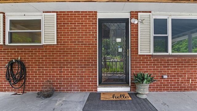 25 Yates Crossing Road, Milton, WV 25541