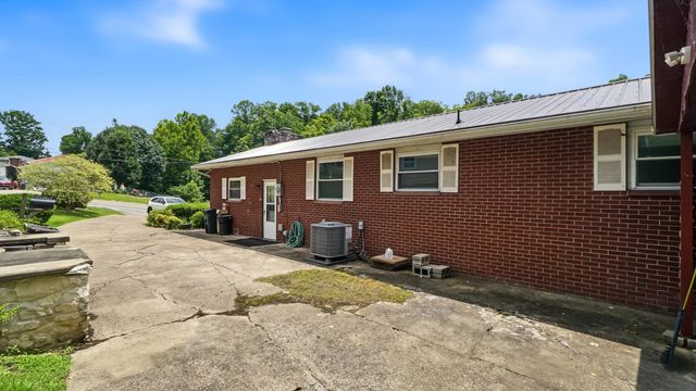 25 Yates Crossing Road, Milton, WV 25541