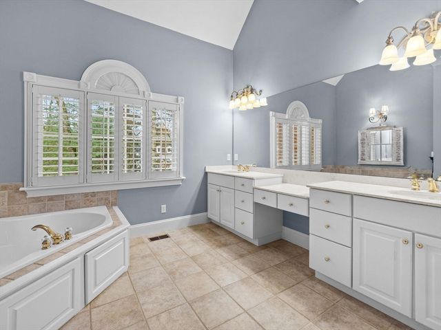 14 Olde Hickory Path, Westborough, MA 01581