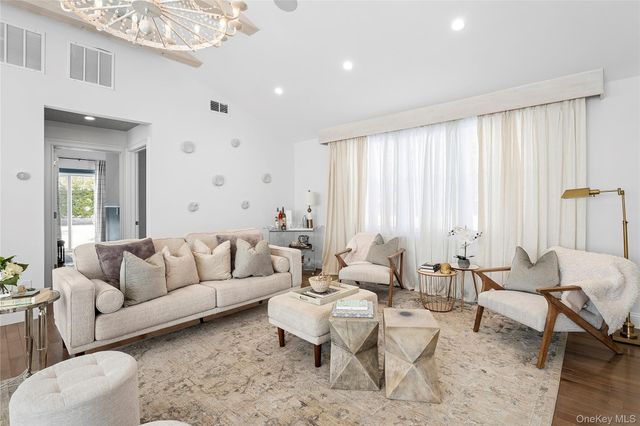 11 Huckleberry Lane E, Hampton Bays, NY 11946