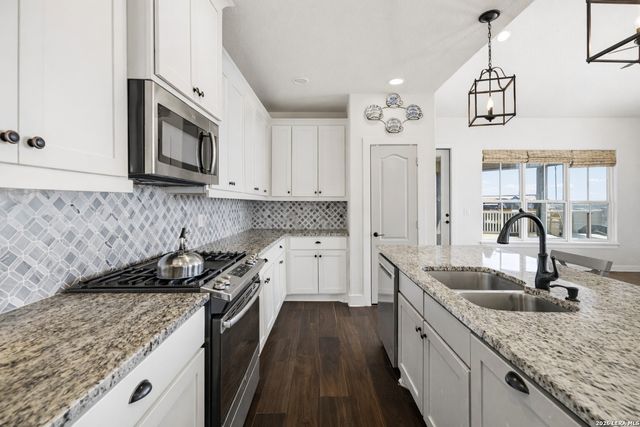 1073 Roanoke, Kerrville, TX 78028