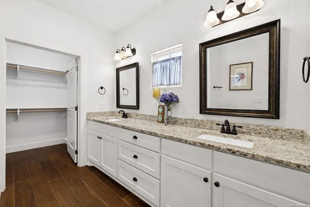 1073 Roanoke, Kerrville, TX 78028