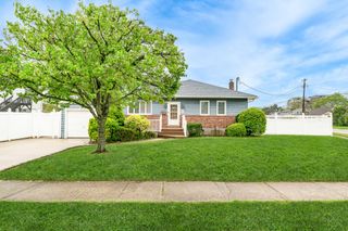 4 Edmore Lane S, West Islip, NY 11795