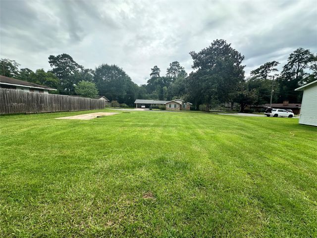 500 W Holly Street, Woodville, TX 75979