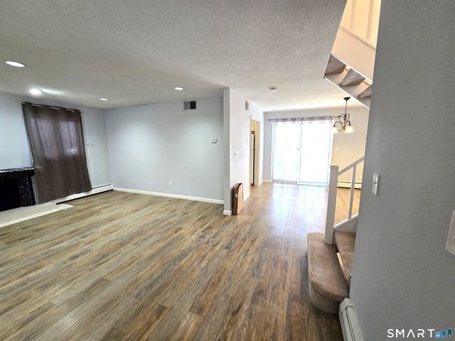 7 Staunton Court E, Farmington, CT 06032