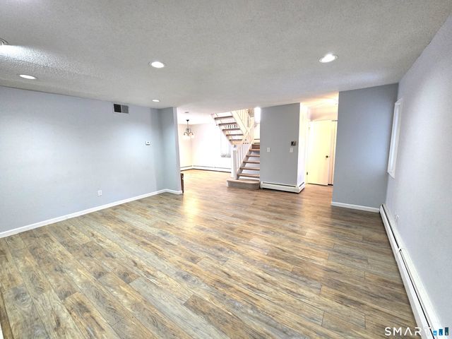 7 Staunton Court E, Farmington, CT 06032