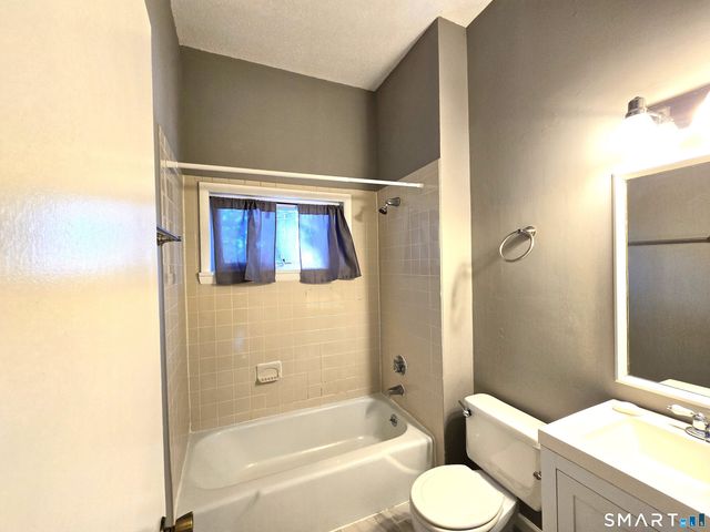 7 Staunton Court E, Farmington, CT 06032