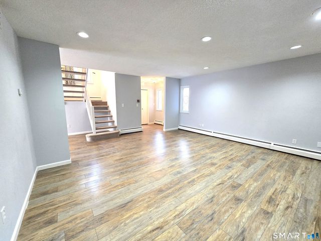 7 Staunton Court E, Farmington, CT 06032