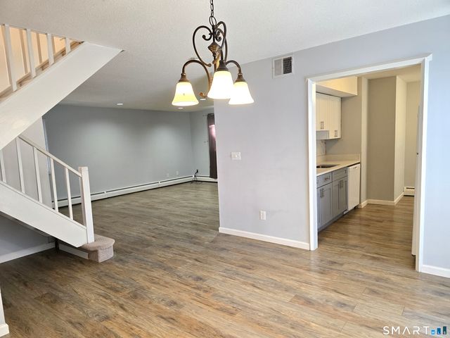 7 Staunton Court E, Farmington, CT 06032