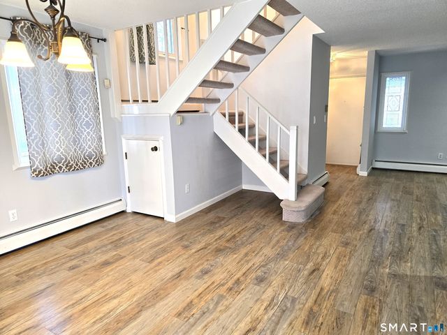 7 Staunton Court E, Farmington, CT 06032