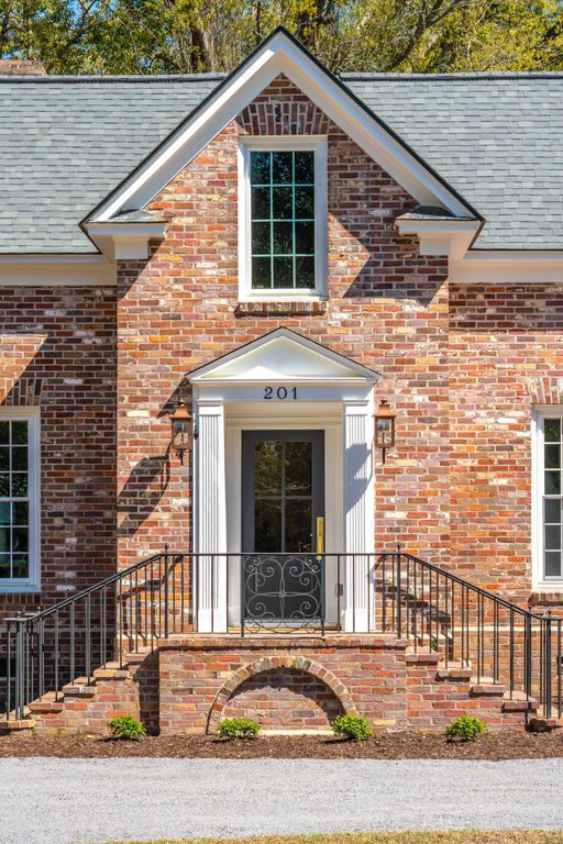 Image 4 of property listing at 201 Tea Farm Road, Summerville, SC 29483