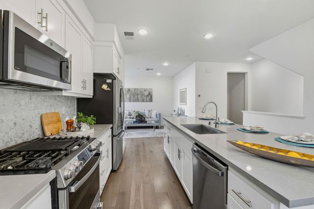 29322 Hub Ln, Hayward, CA 94544