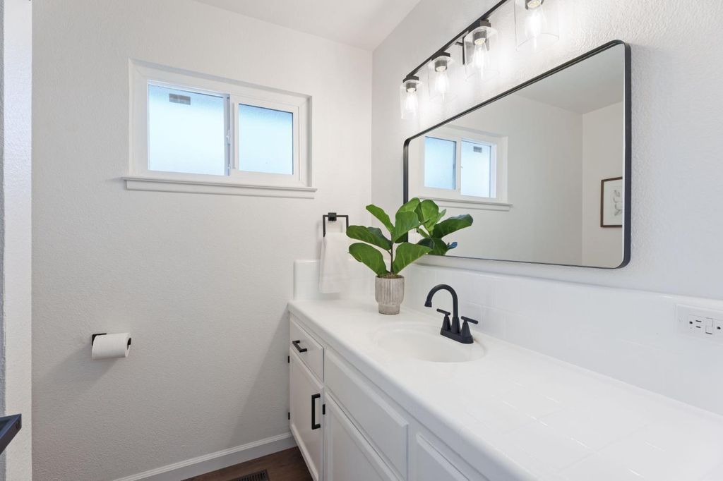 Image 16 of property listing at 6804 N Backer Avenue, Fresno, CA 93710