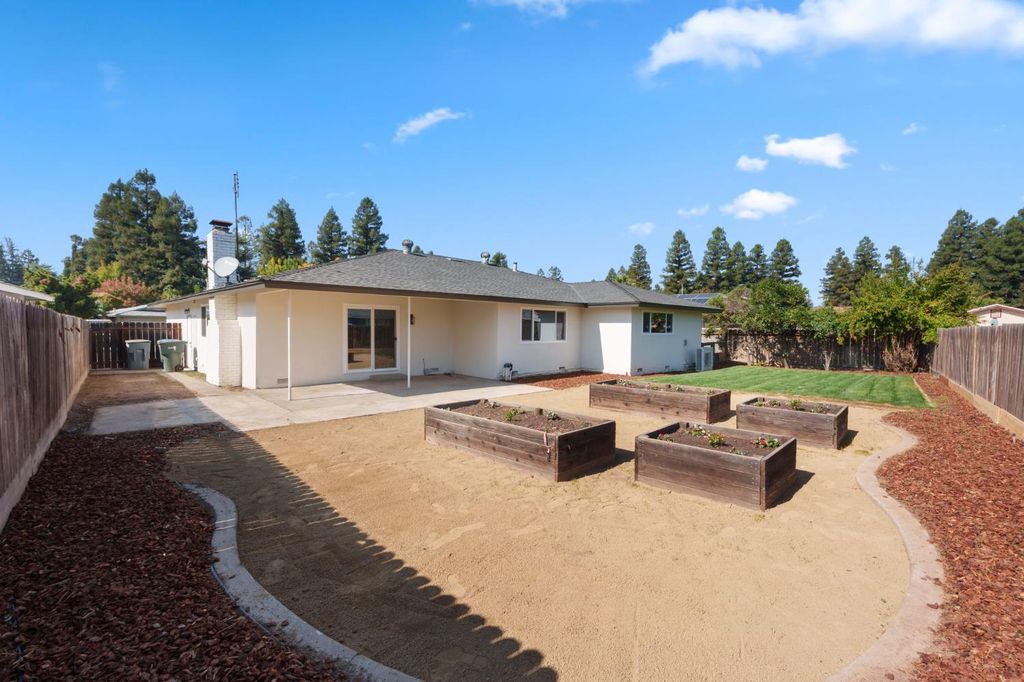 Image 7 of property listing at 6804 N Backer Avenue, Fresno, CA 93710