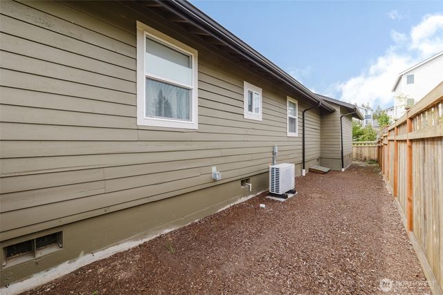 880 Hogan Lane, Bremerton, WA 98311