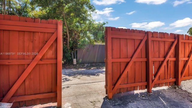 5300 Grant St, Hollywood, FL 33021