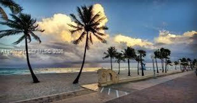 5300 Grant St, Hollywood, FL 33021