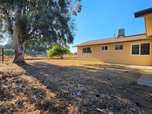 1324 Hume Drive, Sanger, CA 93657