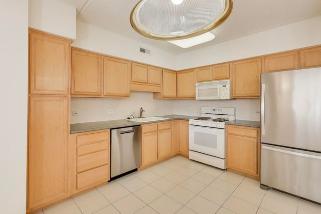 770 Pearson Street 2-207, Des Plaines, IL 60016