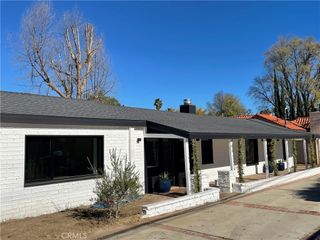 22651 Oxnard Street, Woodland Hills, CA 91367