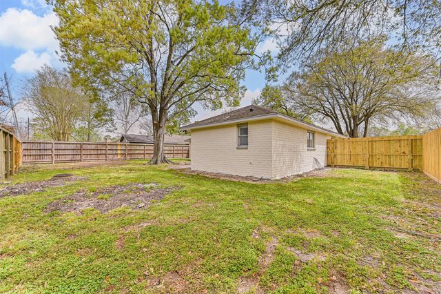 512 Stoneledge Drive, Friendswood, TX 77546