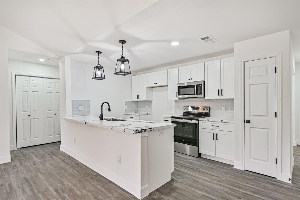 512 Stoneledge Drive, Friendswood, TX 77546