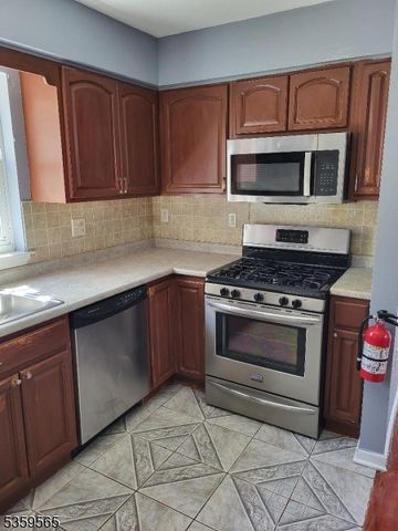 12 Geneva St, Elizabeth City, NJ 07206