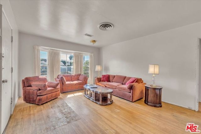 13621 Addison Street, Sherman Oaks, CA 91423