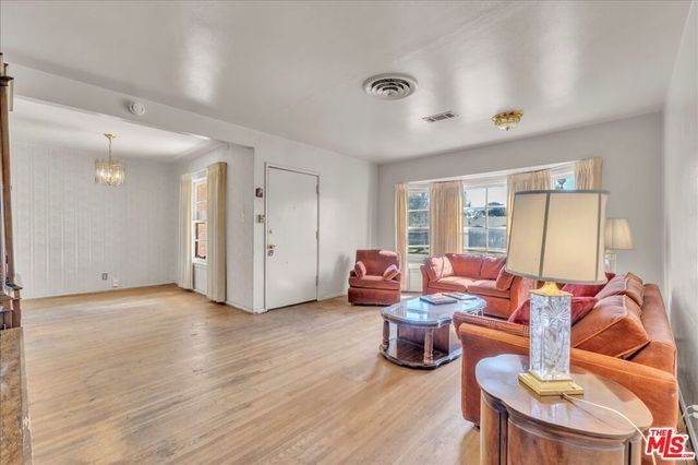 13621 Addison Street, Sherman Oaks, CA 91423