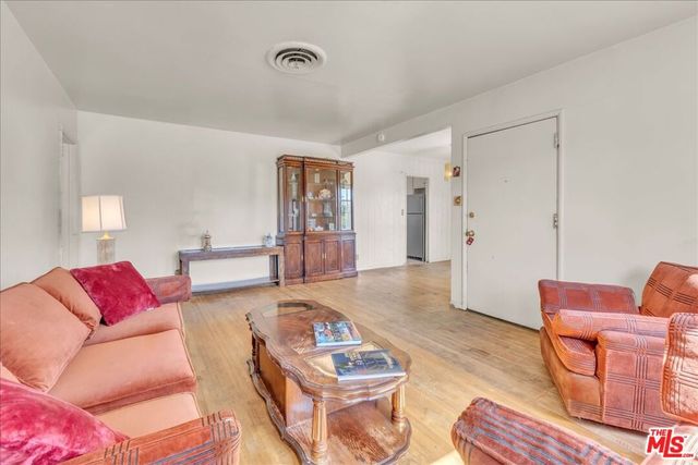 13621 Addison Street, Sherman Oaks, CA 91423