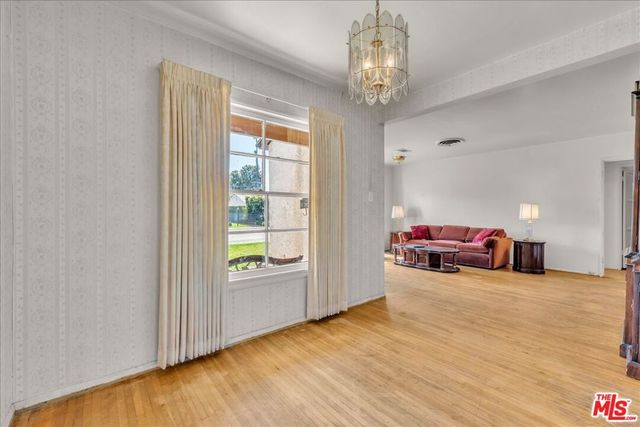 13621 Addison Street, Sherman Oaks, CA 91423