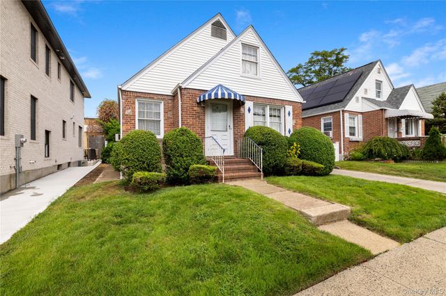 25407 84th Road, Floral Park, NY 11001