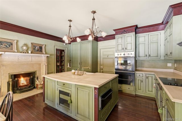 42 Clocktower Lane, Old Westbury, NY 11568