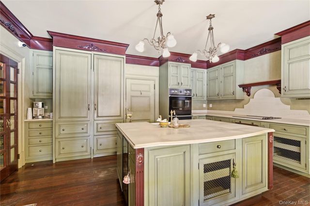 42 Clocktower Lane, Old Westbury, NY 11568