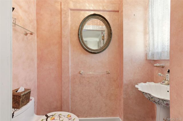 42 Clocktower Lane, Old Westbury, NY 11568