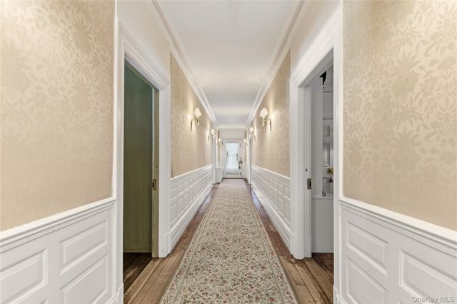 42 Clocktower Lane, Old Westbury, NY 11568