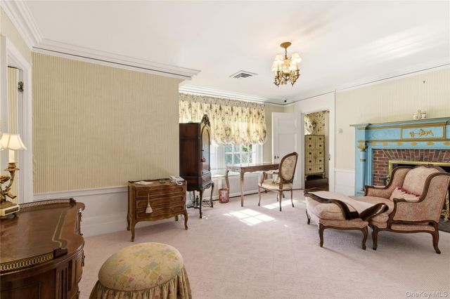 42 Clocktower Lane, Old Westbury, NY 11568