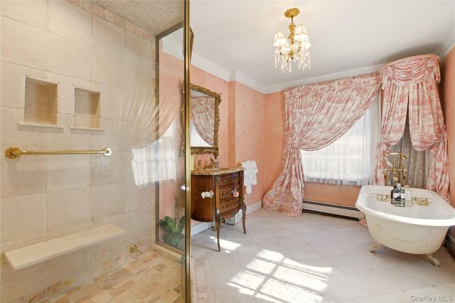 42 Clocktower Lane, Old Westbury, NY 11568