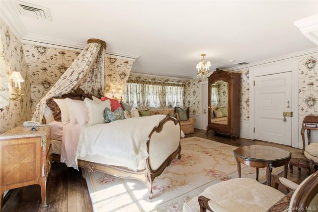 42 Clocktower Lane, Old Westbury, NY 11568