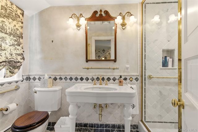 42 Clocktower Lane, Old Westbury, NY 11568