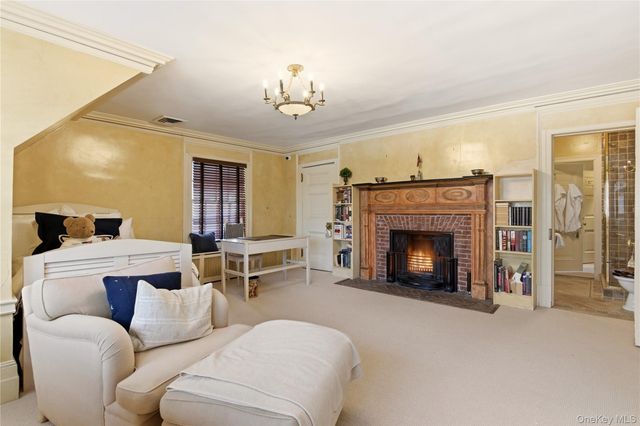 42 Clocktower Lane, Old Westbury, NY 11568