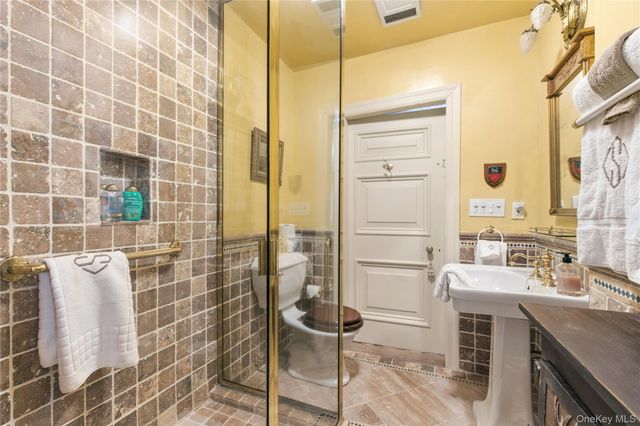 42 Clocktower Lane, Old Westbury, NY 11568