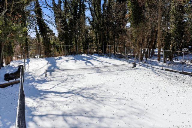 42 Clocktower Lane, Old Westbury, NY 11568