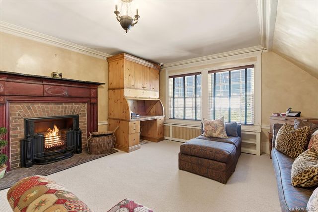 42 Clocktower Lane, Old Westbury, NY 11568