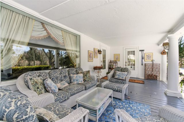 42 Clocktower Lane, Old Westbury, NY 11568